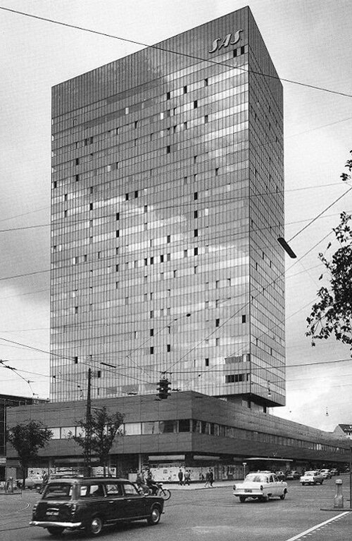 307 ARNE JACOBSEN floor lamp from the SAS Royal Hotel